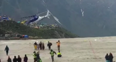 Trực thăng quay vòng tròn trên không rồi rơi xuống bãi cỏ