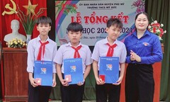 Tặng huy hiệu  "Tuổi trẻ dũng cảm " cho 3 học sinh Bình Định cứu người đuối nước