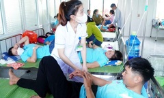 Vụ 71 công nhân nhập viện sau bữa ăn trưa: Bếp ăn không đảm bảo vệ sinh