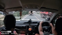 Video: Đá văng thẳng vào kính chắn gió của ô tô, khiến tài xế hốt hoảng