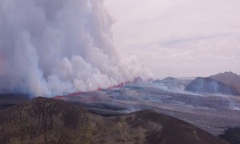 Clip: Núi lửa phun trào dữ dội ở Iceland, cột tro bụi khổng lồ bốc cao chọc trời