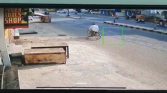 Khoảnh khắc tài xế xe buýt đánh lái, tông ngã 2 tên cướp trên phố
