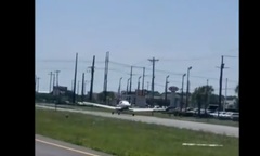 Video: Máy bay hạ cánh khẩn cấp trên đường gây tắc nghẽn giao thông