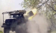 Pháo binh Nga nã đạn liên tục vào vị trí của quân đội Ukraine, khói bụi mù mịt