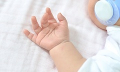 Bé sơ sinh bị uốn ván ở Đắk Lắk là con thứ 8 trong gia đình