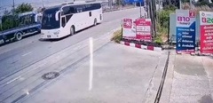 Video: Lao vào gầm xe khách, cô gái sống xót thần kỳ