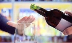 Người phụ nữ cấp cứu 7 lần trong 2 năm do ngộ độc rượu dù không uống