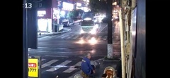 Video: Xe trộn xi măng mất lái lao lên vỉa hè, nhiều người hoảng hốt