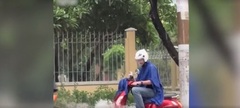 Video: Anh Tây đội mưa, thích thú lái xe máy ngập nước trên đường phố Việt Nam