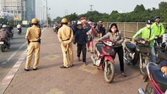 Dắt bộ qua chốt cảnh sát giao thông có bị xử phạt không?