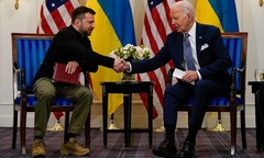 Gặp Tổng thống Ukraine, Tổng thống Mỹ xin lỗi chuyện viện trợ vũ khí trễ