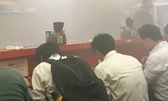 Mặc kệ đang có cháy, 15 thực khách vẫn ngồi ăn mì như không có chuyện gì xảy ra
