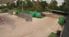 Ngủ gật, tài xế bán tải húc ngã cột điện rồi bay qua hàng rào trạm xăng