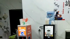 Nổi da gà trước cảnh tượng chuột  "nhâm nhi " chiếc đùi vịt trong quán ăn