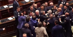 Các nghị sĩ ẩu đả lộn xộn ngay trong Quốc hội Ý