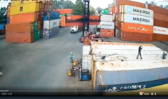 Thót tim khoảnh khắc hai thùng container va nhau, rơi xuống đất