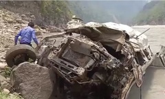 Video: Hiện trường ô tô khách lao xuống vực sâu, 14 người chết