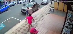 Video: Người phụ nữ vô cớ tát bé gái 5 tuổi giữa phố, nhiều người phẫn nộ
