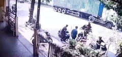 Video: Xe ô tô bất ngờ lao thẳng vào đuôi xe container đậu bên lề đường