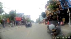 Sau va chạm với xe ben, nam thanh niên bị tông văng xuống đường