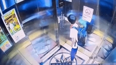 Bé trai tự cứu mình khi thang máy rơi nhờ phản ứng cực thông minh