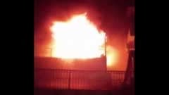 Clip: Điều hòa bất ngờ phát nổ, căn hộ chung cư bốc cháy ngùn ngụt