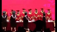 Video: Nam sinh viên bất ngờ đấm giáo sư trong lễ tốt nghiệp