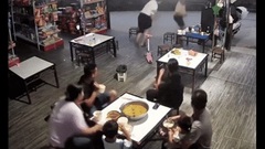 Video: Rắn lao nhanh về nhóm thực khách, 2 người đàn ông la hét bỏ chạy