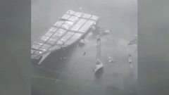 Đứng tim khoảnh khắc mái tôn bất ngờ rơi xuống sân bóng, đè trúng 9 đứa trẻ