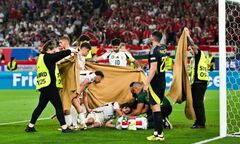 EURO 2024: Va chạm mạnh, tiền đạo Hungary bất tỉnh trên sân