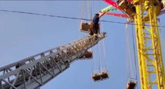  Lính cứu hỏa giải cứu những người vui chơi bị mắc kẹt trên xích đu 