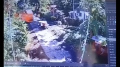 Khoảnh khắc tàu hỏa đâm trúng xe ba bánh, 3 người văng xuống đường