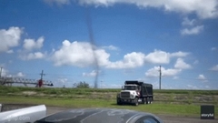 Hai cơn lốc xoáy bất ngờ xuất hiện cuốn theo bụi than đen kịt