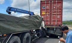 Tin tức tai nạn giao thông mới nhất ngày 26/6: Xe tải mất lái, lật ngang đường
