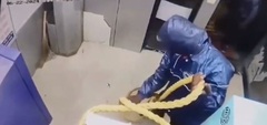 Video: Tên trộm liều lĩnh phá ATM lấy tiền trong đêm