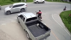 Clip: Người đàn ông bất ngờ lao vào gầm xe bán tải khi đang lưu thông