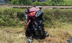 Quảng Nam: Ô tô văng gần chục mét, biến dạng sau khi bị tàu hỏa tông