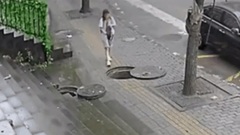 Video: Khoảnh khắc bé gái rơi xuống hố ga mở nắp trên vỉa hè