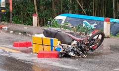 Hà Tĩnh: Ô tô khách lật ngang sau va chạm, một người tử vong