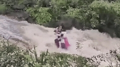 Đứng tim khoảnh khắc 7 người trong một gia đình bị nước cuốn trôi