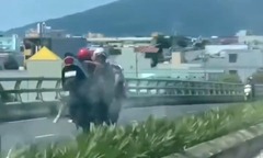 Xác minh clip  "nữ ninja " đi xe máy ngược chiều gây tai nạn trên cầu vượt
