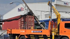 Tin tức tai nạn giao thông mới nhất ngày 3/7: Xe container kéo gãy trụ điện