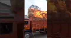 Xe tải chở rơm bốc cháy nghi ngút khi đang di chuyển trên đường