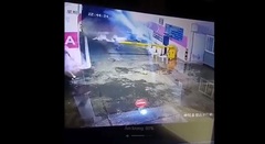 Video: Đang đi trên đường, nhiều người bị lũ quét cuốn trôi xuống hầm gửi xe