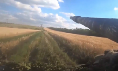 Cận cảnh xe tăng T-72B3 tập kích cứ điểm phòng thủ của Ukraine
