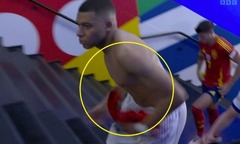 Kylian Mbappe có hành động gây tranh cãi
