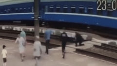 Thót tim khoảnh khắc cảnh sát cứu người đàn ông thoát nạn trước đầu tàu hỏa