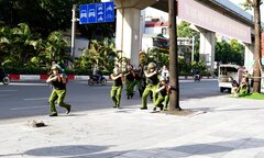 Công an Hà Nội diễn tập trấn áp đối tượng cướp tiệm vàng, giải cứu con tin
