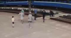 Bất cẩn vấp ngã trên đường ray, cụ ông may mắn thoát nạn