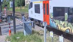 Băng qua đường ray, nam thanh niên thoát tử thần trong tích tắc